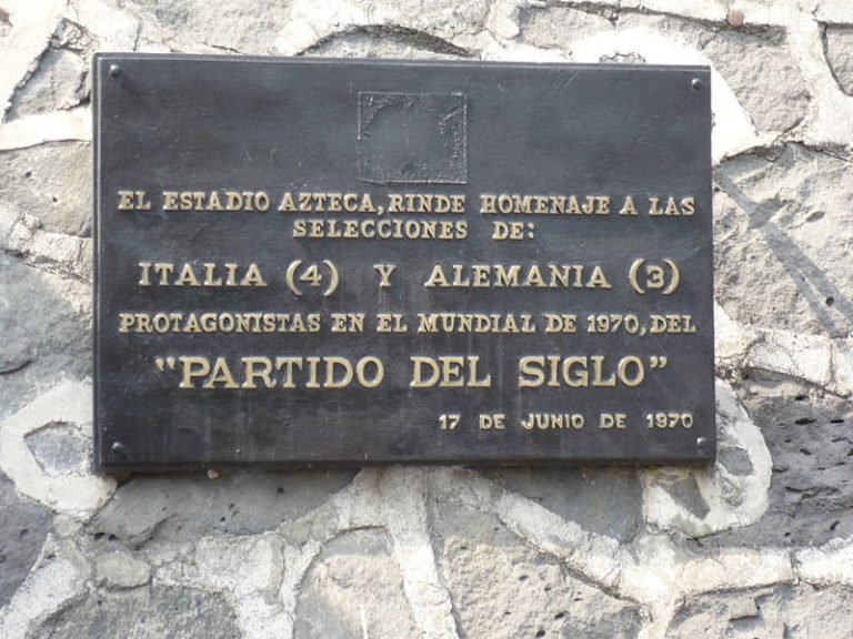Placa conmemorativa del Italia-Alemania de México '70 en el Estadio Azteca.