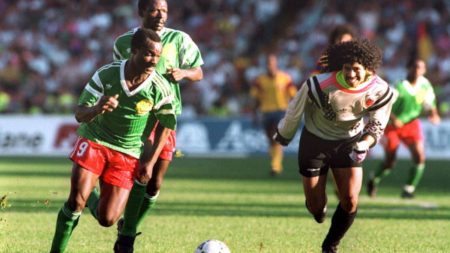 Roger Milla se aprovecha de un error del colombiano Higuita para dar la victoria a Camerún