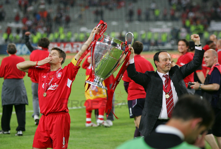 Steven Gerrard y Rafa Benítez; capitán y entrenador del Spanish Liverpool campeón de Champions.