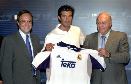 Figo es presentado en el Bernabéu junto a Florentino y Di Stéfano.