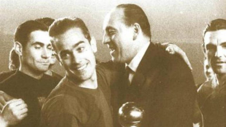 Luis Suárez recogiendo el Balón de Oro de 1960.