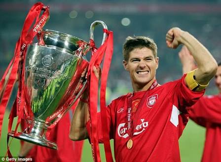 Steven Gerrard alzando la Champions League en Estambul.