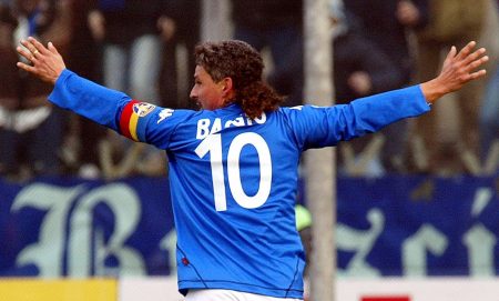 Roberto Baggio celebrando un gol con el Brescia