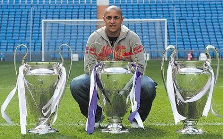 Roberto Carlos posa con las 3 Champions conseguidas en el Madrid.