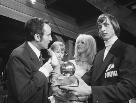 Johan Cruyff posando con el Balón de Oro conseguido en 1971