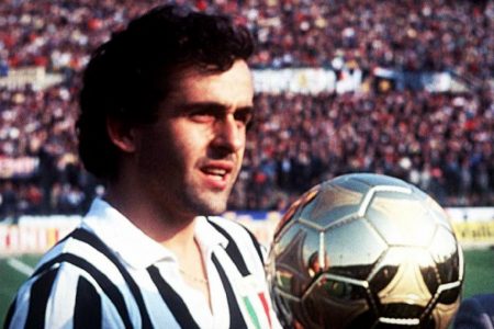 Platini recogiendo el Balón de Oro con la camiseta de la Juventus