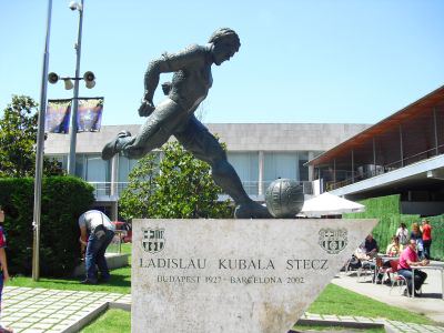 La estatua homenaje de Ladislao Kubala en el Camp Nou