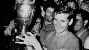 Fachetti levanta el título de campeón de la Eurocopa 1968.
