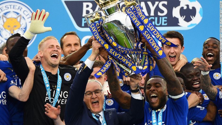 Ranieri y Morgan levantan el titulo del Leicester campeón de la Premier League.