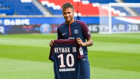 El fichaje de Neymar es el más caro de lo que el fútbol lleva de historia. 