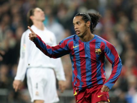 Ronaldinho festeja su gol ante el Real Madrid en el Bernabeu