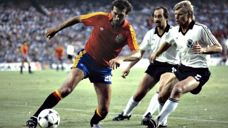 Quini conduce el balón frente a dos jugadores de la selección alemana durante uno de los partidos disputados con España.