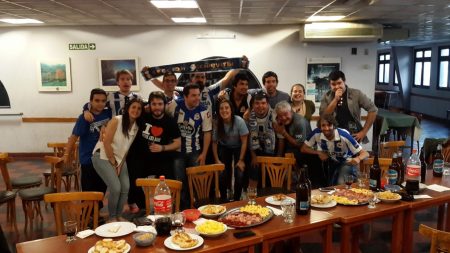 La Peña argentina del Deportivo se reúne para seguir los partidos del conjunto gallego.