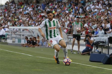 Javi Galán controlando un balón en la banda con el Córdoba CF.