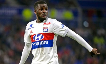 Tanguy NDombélé con la camiseta del Lyon. 