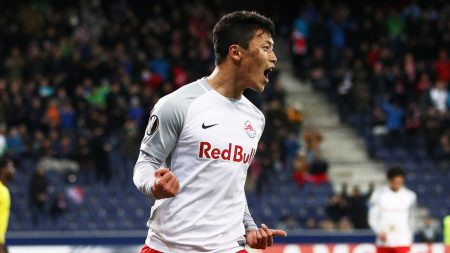 Hwang Hee-Chan celebra un gol con la camiseta del Red Bull Salzburg.
