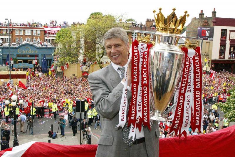 Wenger con el título de campeón del Arsenal de Los Invencibles