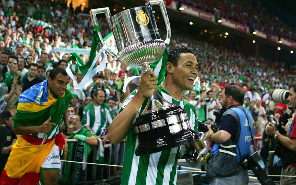 Ricardo Oliveira con el título de Campeón de la Copa del Rey 2005
