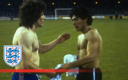 Kevin Keegan saludando a Maradona en un Inglaterra-Argentina