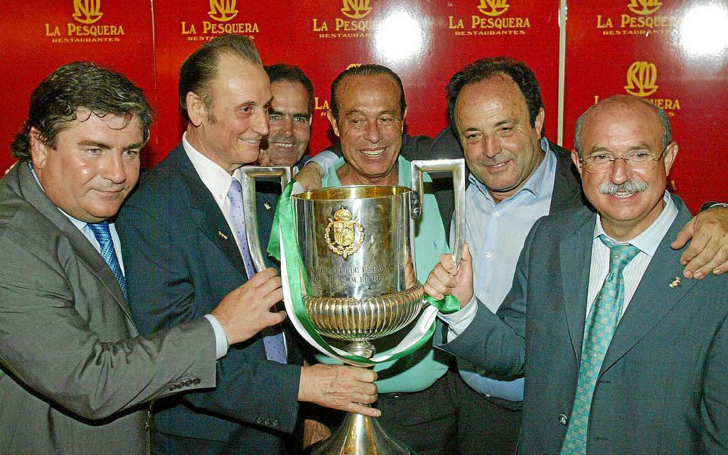 Lorenzo Serra Ferrer y Manuel Ruiz de Lopera posan con el trofeo del Betis Campeón de la Copa del Rey 2005