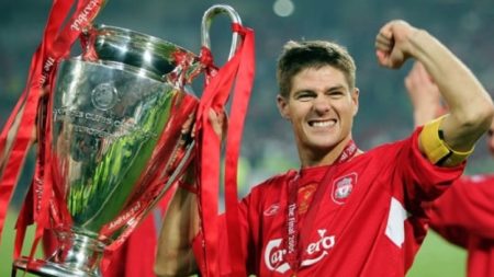 Steven Gerrard levantó como capitán la 5ª Copa de Europa del Liverpool. Foto: Expansion.